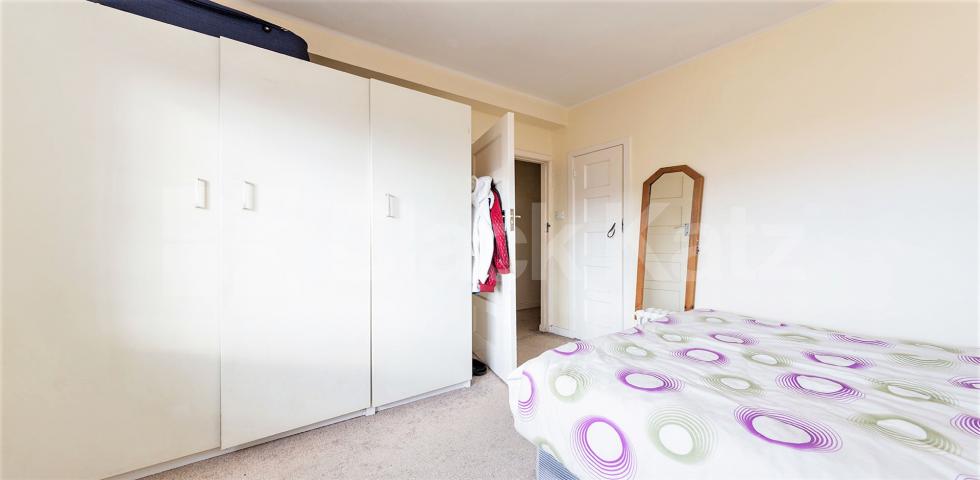 			HEATING and HOT WATER INCLUDED, 2 Bedroom, 1 bath, 1 reception Apartment			 Shepherds Bush Road, SHEPHERDS BUSH